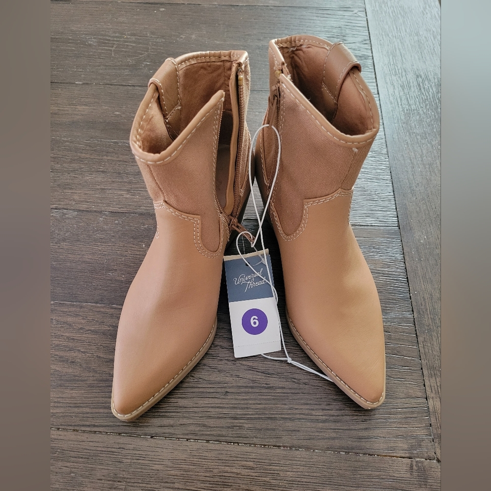 NEW Universal Thread Boots Size 6
